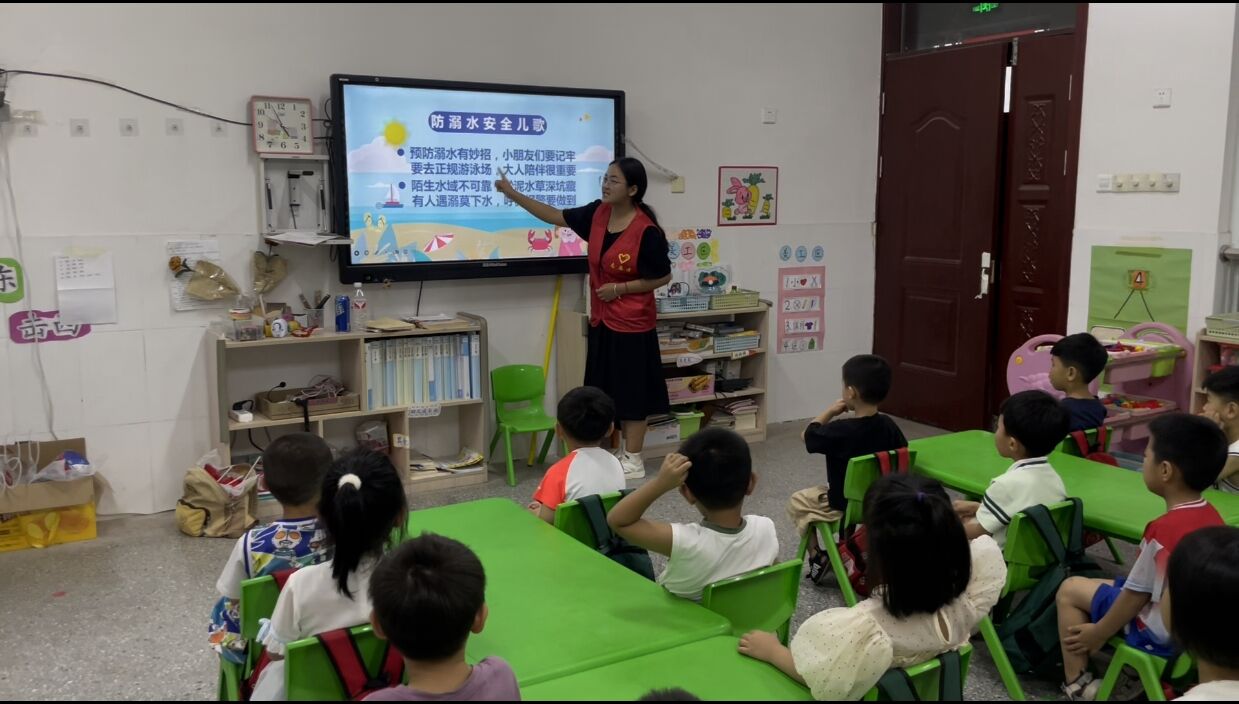 圖為實踐隊員帶領小朋友朗讀防溺水安全兒歌