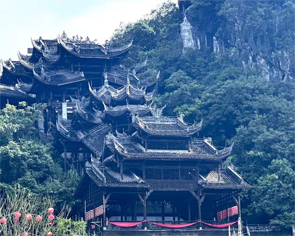  重慶工商職業學院學子九黎蚩尤城探秘苗繡文化，助力社
