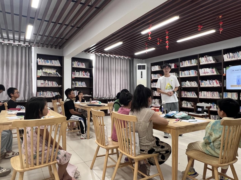 南財學子走進農家書屋：藍色科技漲知識，作業輔導助成長v
