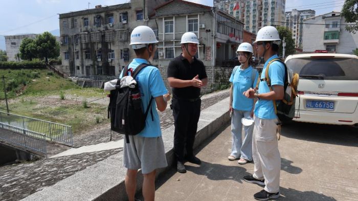 實踐團成員深入現場了解壩體系統 宋天浩攝