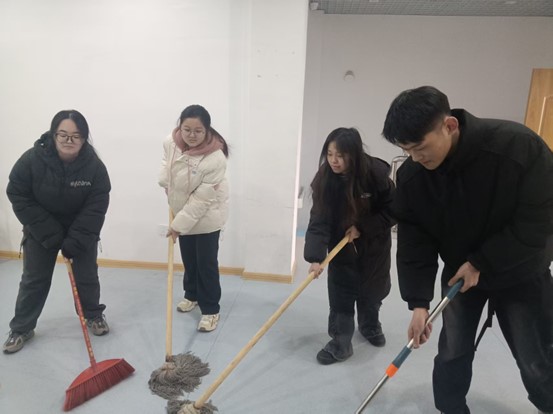 “夕陽伴我行,溫暖老人心”實踐團打掃衛生