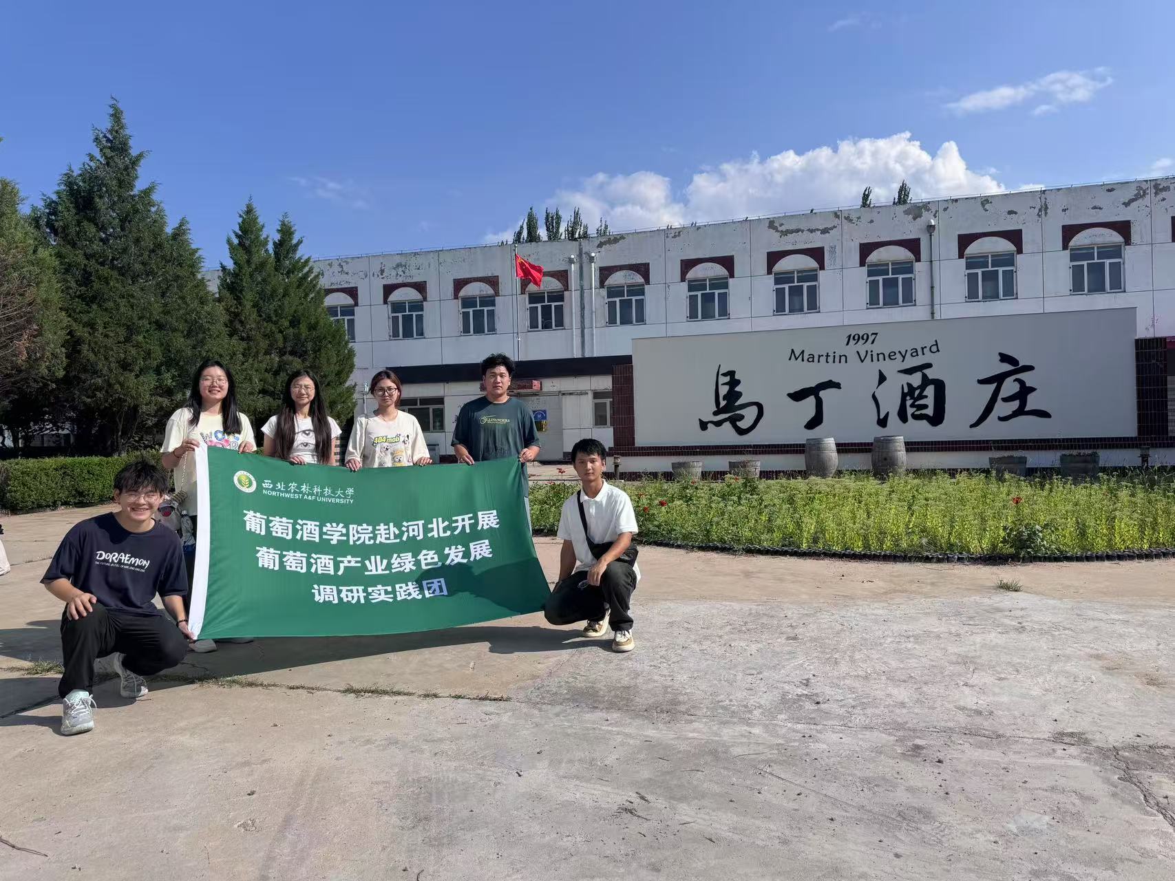 ���M�R�����f���Gɫ����c�L�����Ľ��ڵđс팍�`֮��