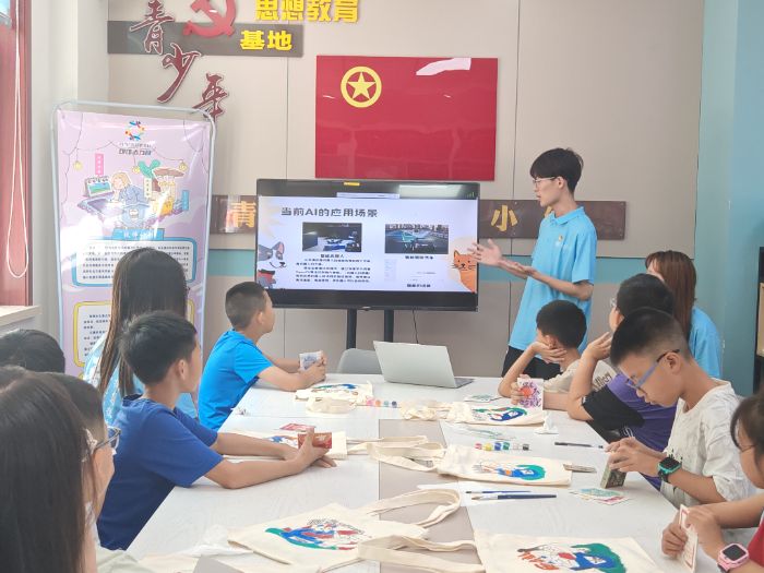 圖為實踐隊員在社區進行科普工作 邱蕊通訊員攝