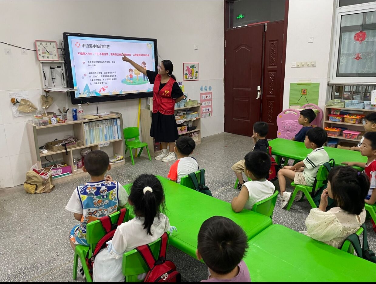 圖為實踐隊員為小朋友講解不慎落水如何自救