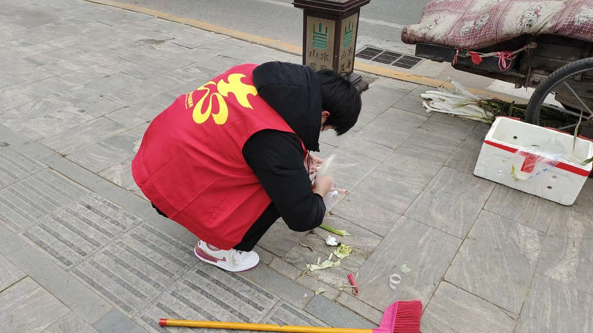 愛心清掃 情暖冬日 —— “清掃寒冬，溫暖你我”社會實踐團隊在行動