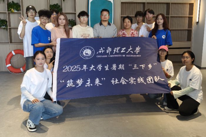圖片1:調研時,志愿者與負責人的合影
