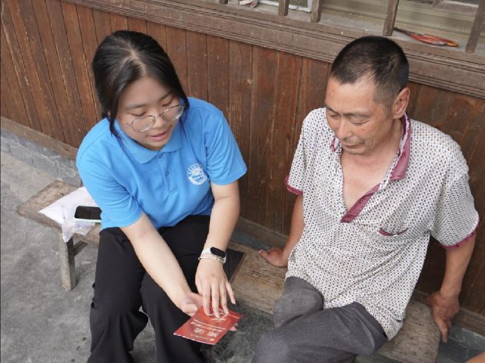 團員向寨民宣傳憲法