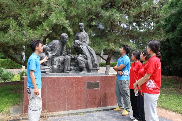 (實踐隊成員在學習雕塑背后的故事,田浩辰攝)