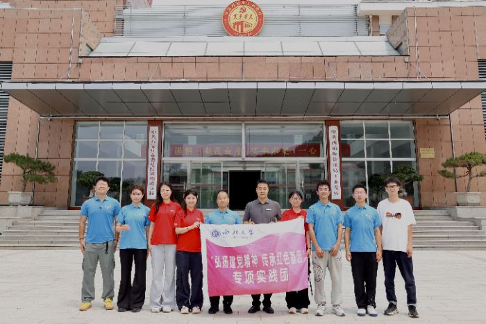 (中共西柏坡工委黨校副校長于海龍老師與實踐隊合影,田浩辰攝)