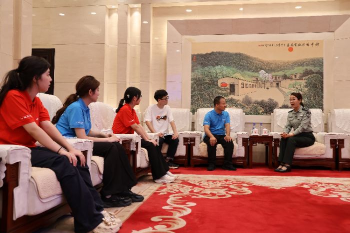 (西柏坡紀念館講解員閆文彥老師為實踐隊成員講述紅色故事,田浩辰攝)