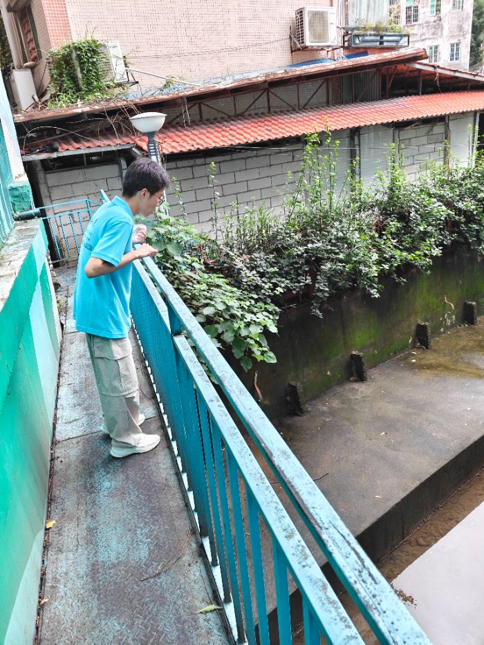 團隊成員實地勘察河涌情況 宋天浩攝