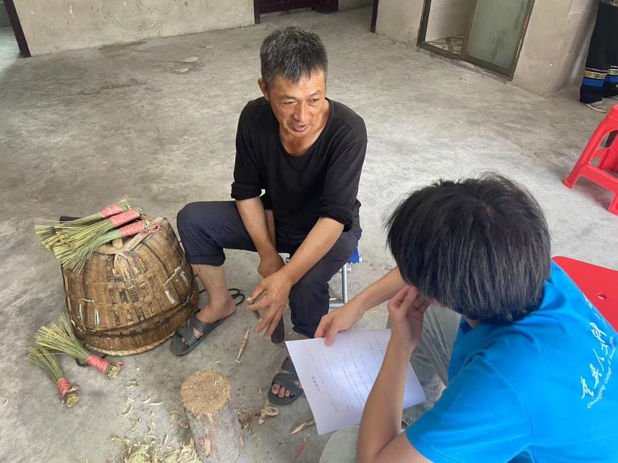 團員與寨民交流