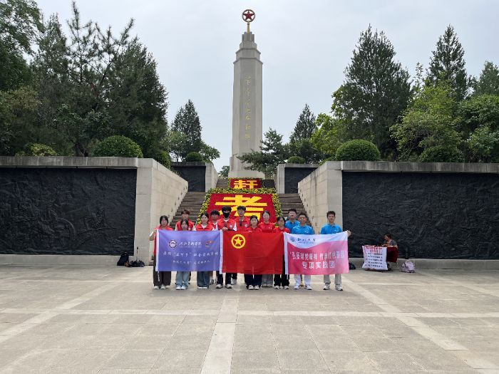 (西北大學“紅韻綠意”西柏坡實踐隊與河北美術學院暑期實踐隊在趕考廣場的合影,田浩辰攝)