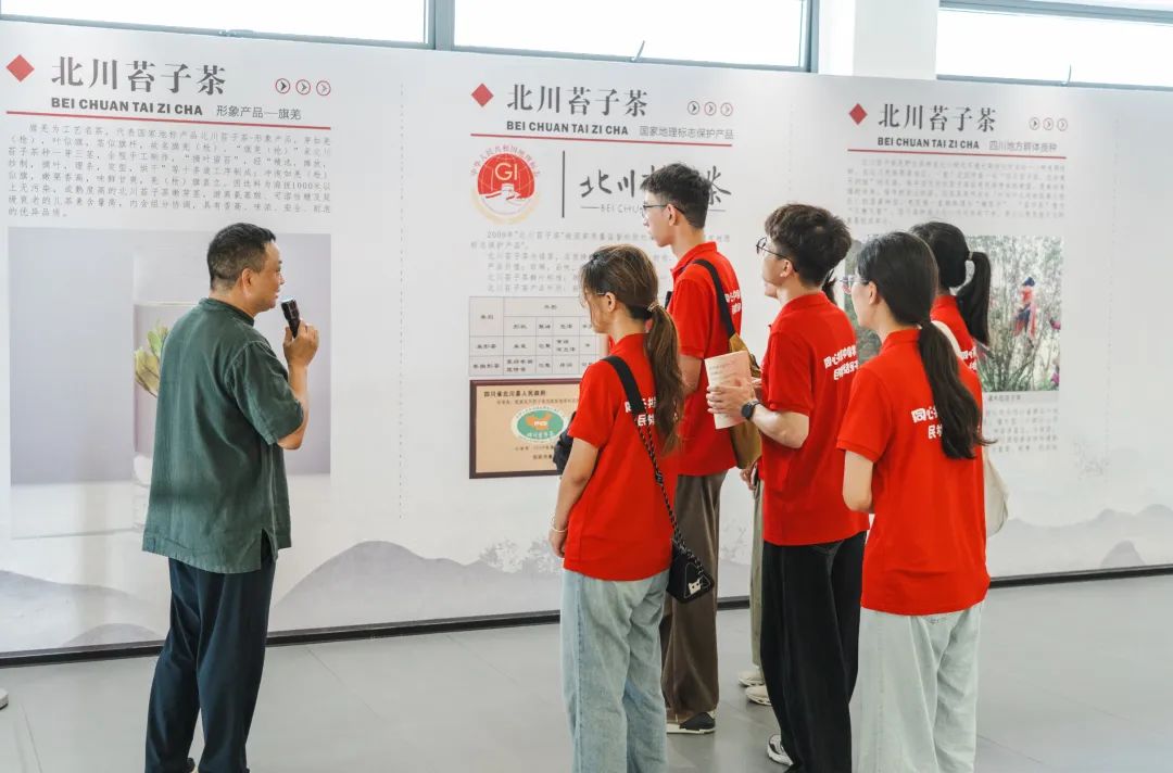 ��(sh��)�`��ӛح�L����W(xu��)���Ĵ��d�����ɽ��ͬ�Ĺ����Ї���������F(tu��n)�Y(ji��)��ǧ�塱�������(hu��)��(sh��)�`�(du��)ǰ������̦�Ӳ��Ļ�չʾ�����_չ�{(di��o)��